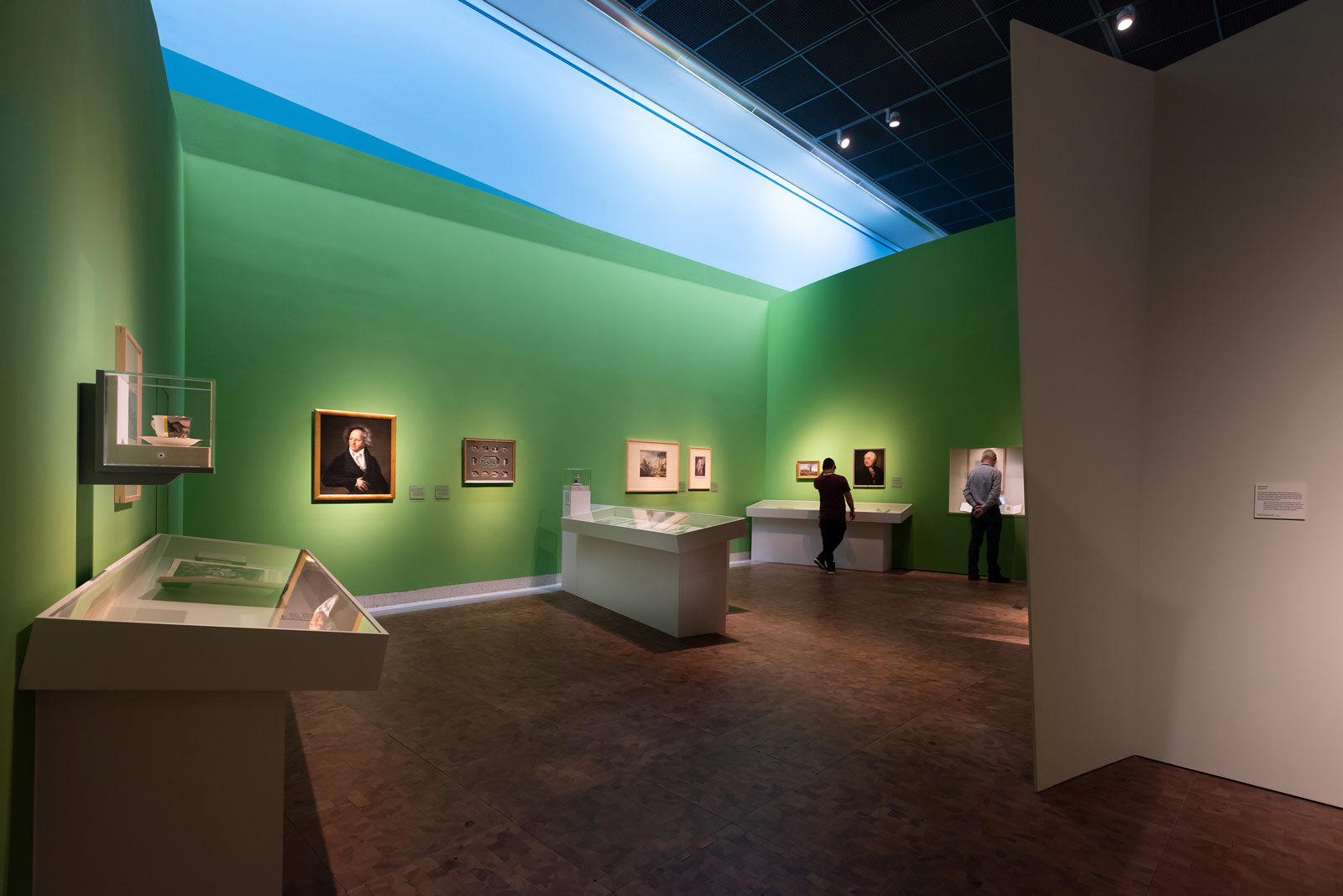 Das Referenzbild für Ausstellungsgestaltung aus der Sonderausstellung Wanderland zeigt eine Exponat-Präsentation in Tischvitrinen, Wandvitrinen und Einbauvitrinen.