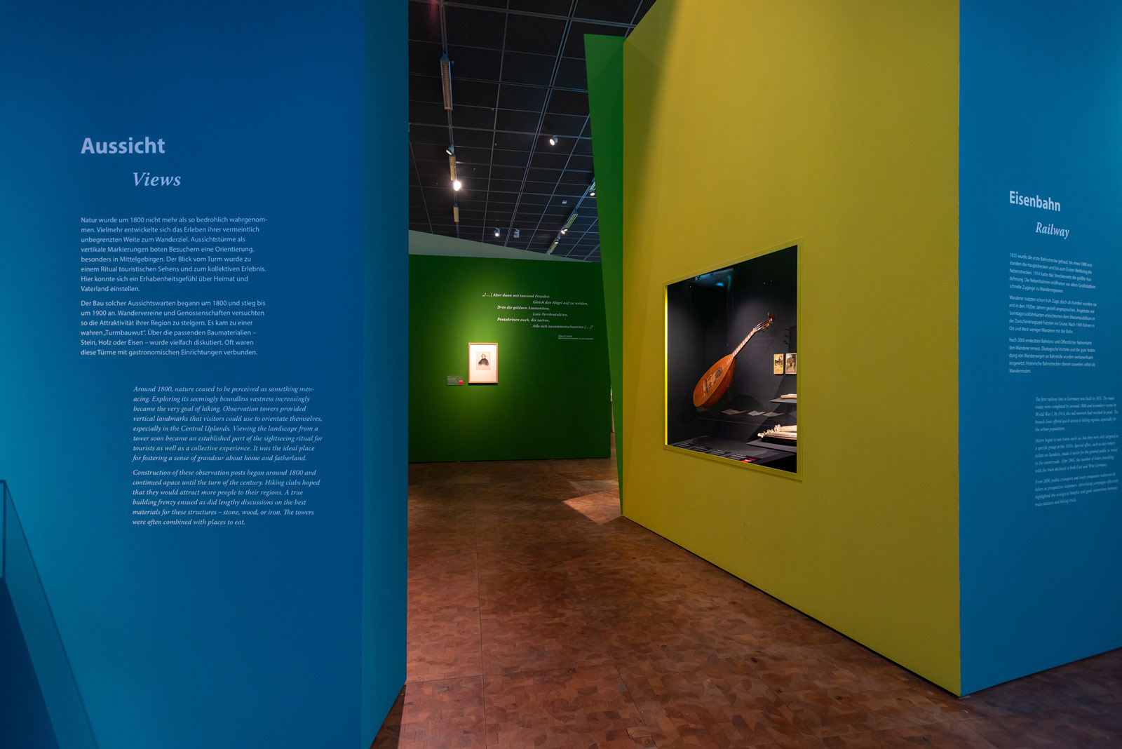 Das Referenzbild für Ausstellungsgestaltung aus der Sonderausstellung Wanderland zeigt eine Exponat-Präsentation in einer Einbauvitrine.