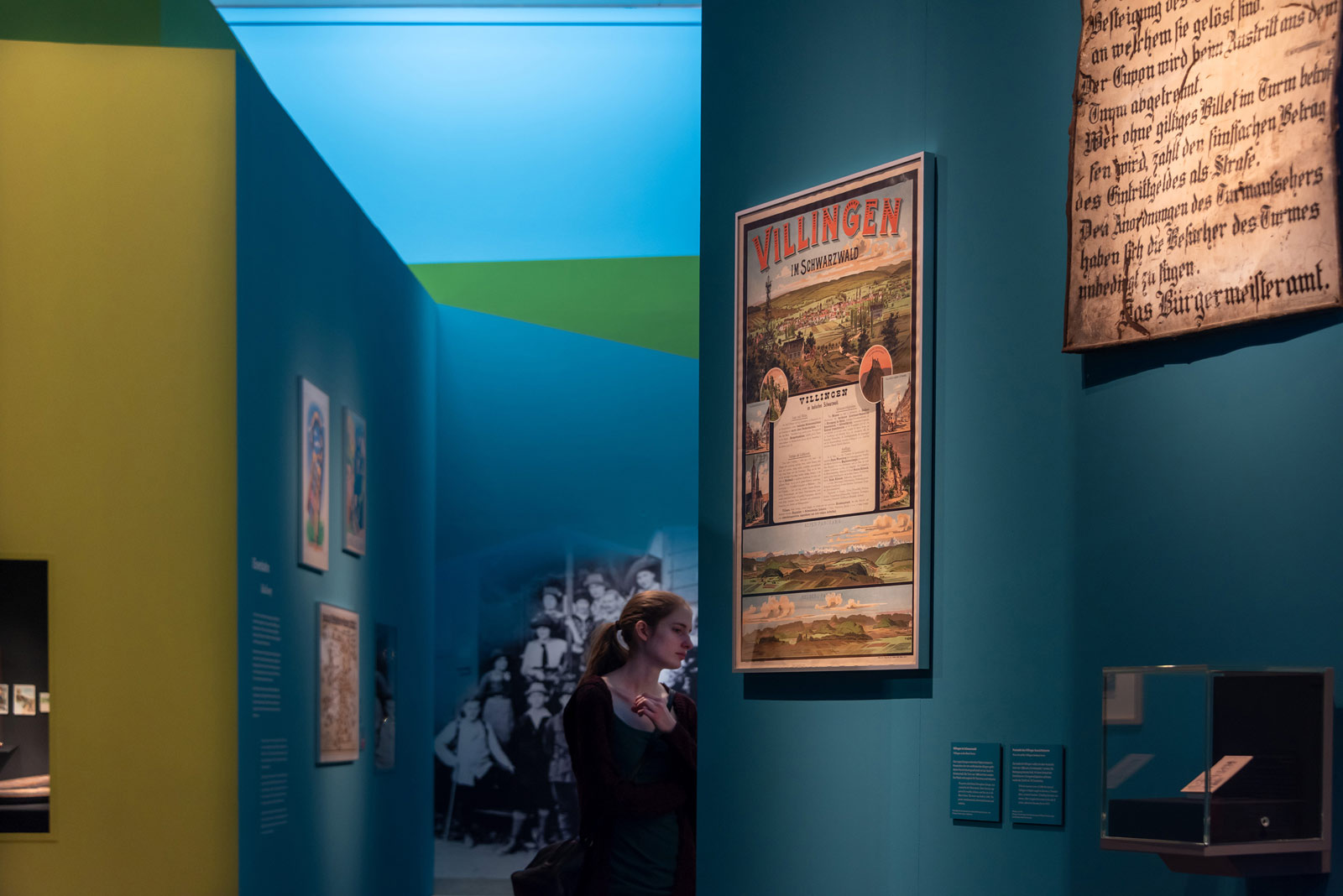 Das Referenzbild für Ausstellungsgestaltung aus der Sonderausstellung Wanderland zeigt eine Exponat-Präsentation im markanten Farbkonzept.