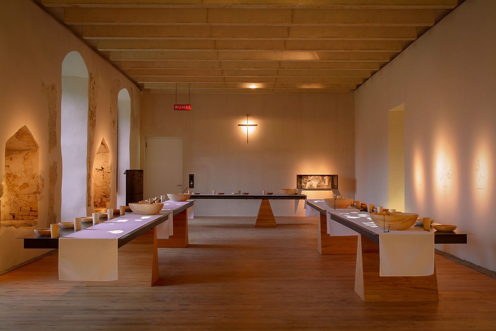 Das Referenzbild für Ausstellungsgestaltung aus der Dauerausstellung „Eingetreten – 1700 Jahre Klosterkultur“ zeigt eine Rauminszenierung mit einer Medienstation.