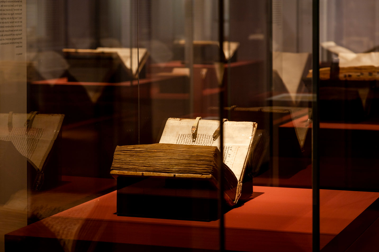 Das Referenzbild für Ausstellungsgestaltung aus der Sonderausstellung „Macht des Wortes“ zeigt eine Vitrine mit Buchlege.