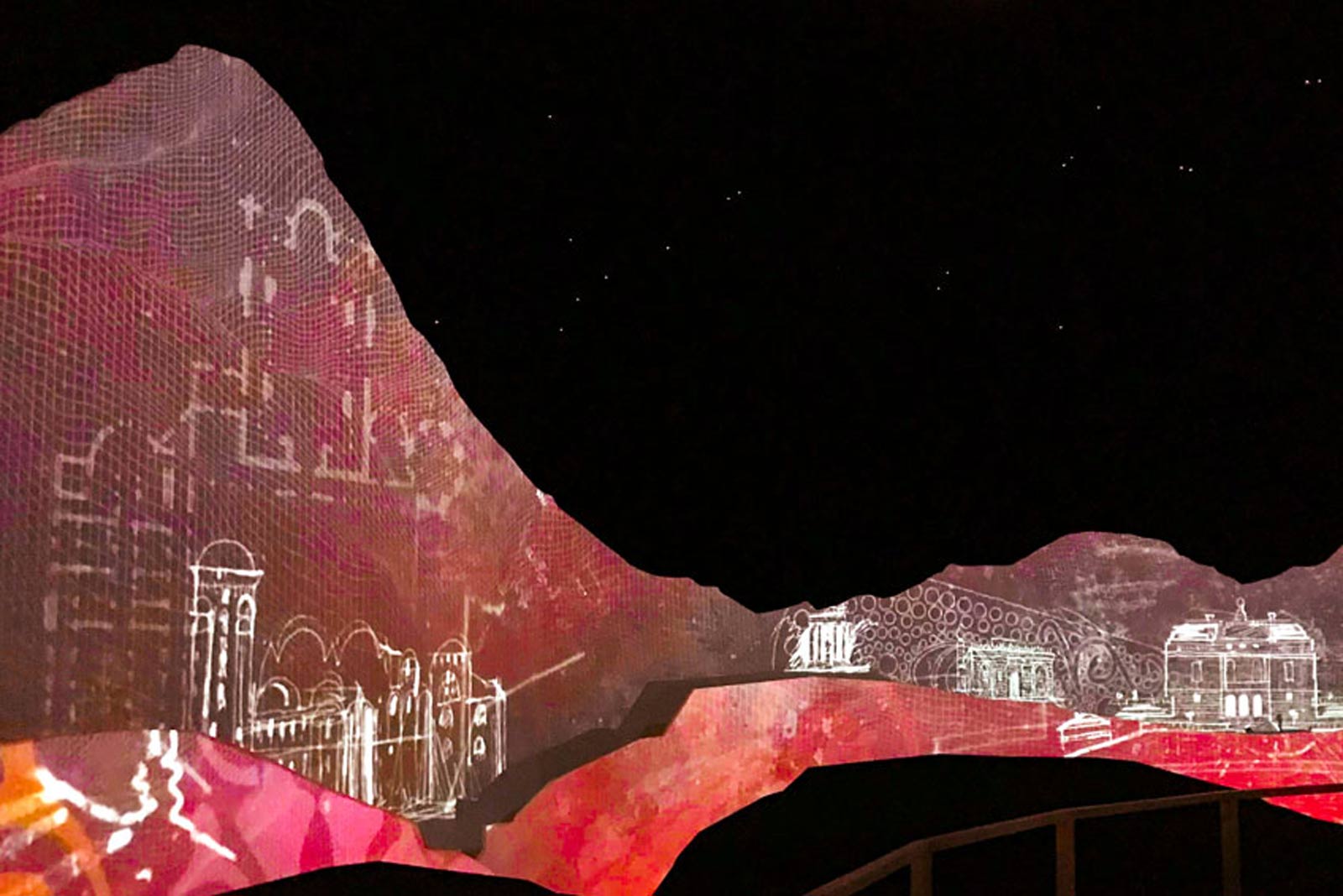 Das Referenzbild aus der Medieninszenierung Ludwig II. – gebaute und ungebaute Träume zeigt die 360°-Projektion der Medieninszenierung „Königsschlösser“.