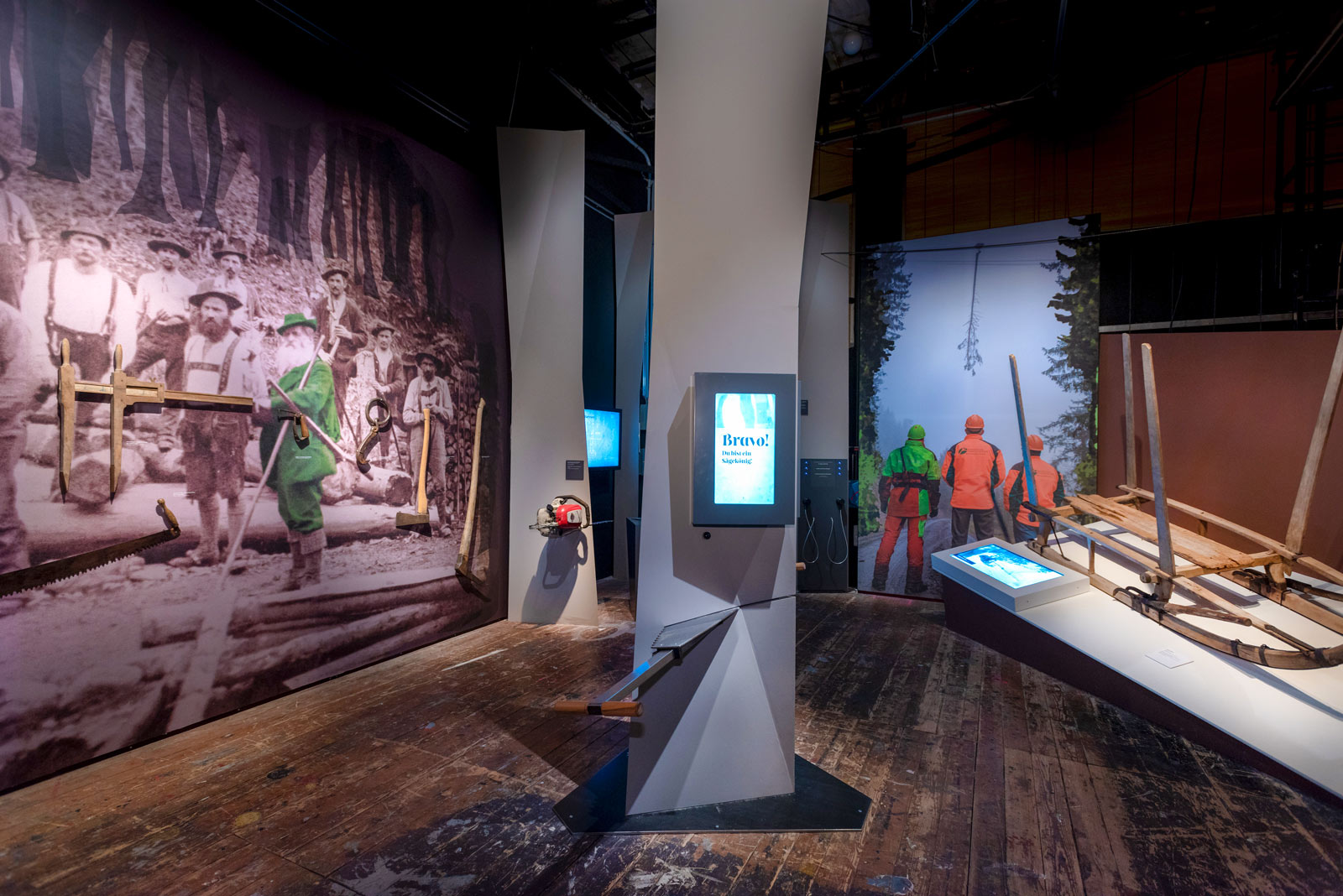 Das Referenzbild für Ausstellungsgestaltung aus der Sonderausstellung Wald, Gebirg und Königstraum – Mythos Bayern zeigt eine interaktive Hands-on-Station.