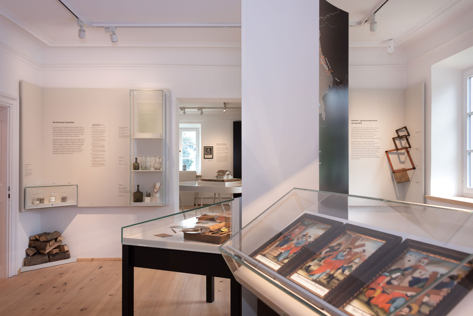 Das Referenzbild für Ausstellungsgestaltung aus der Dauerausstellung Seehausen und der Staffelsee zeigt den Ausstellungsparcours mit Vitrinen.