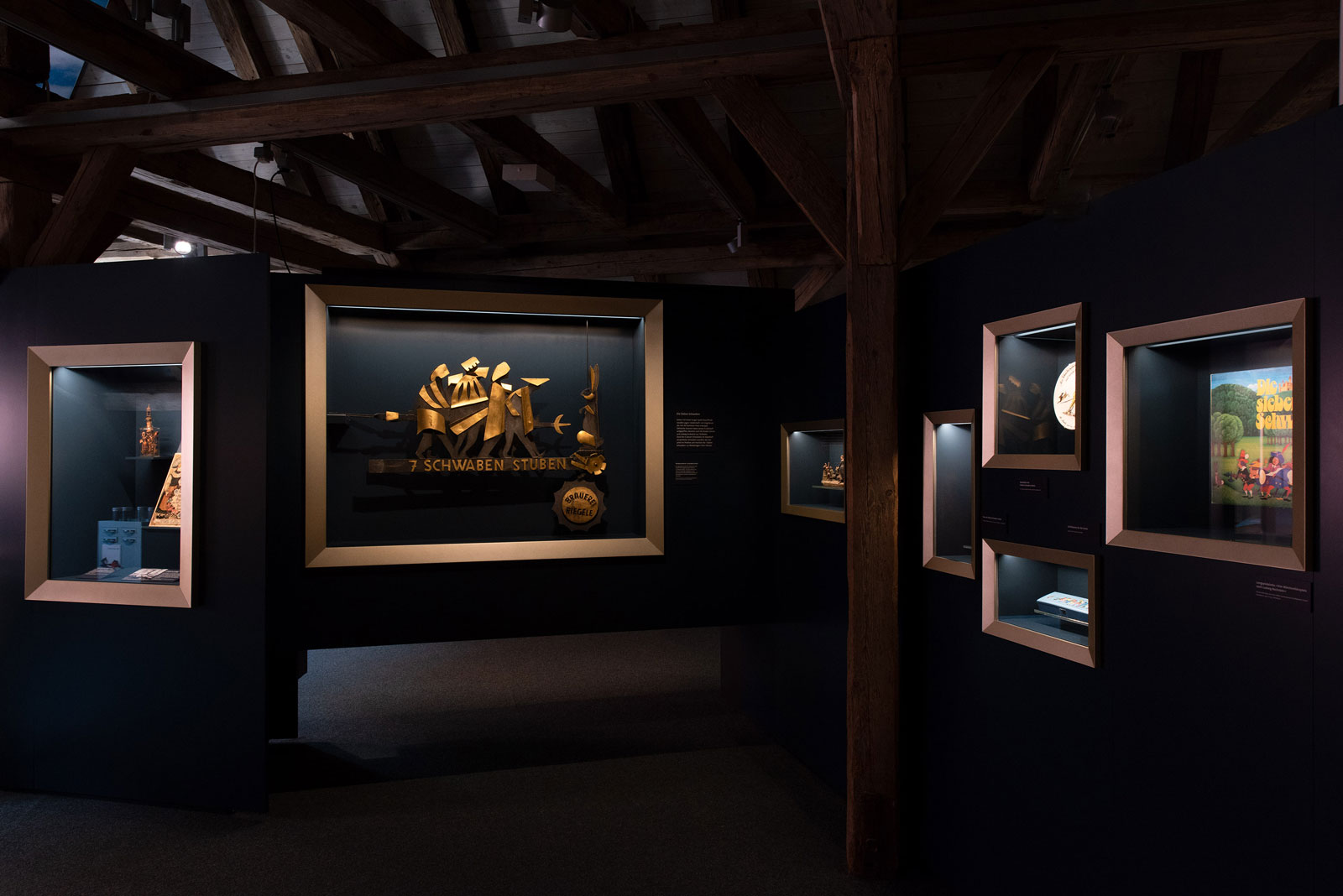 Das Referenzbild für Ausstellungsgestaltung aus der Dauerausstellung Tradition und Umbruch zeigt Einbauvitrinen.
