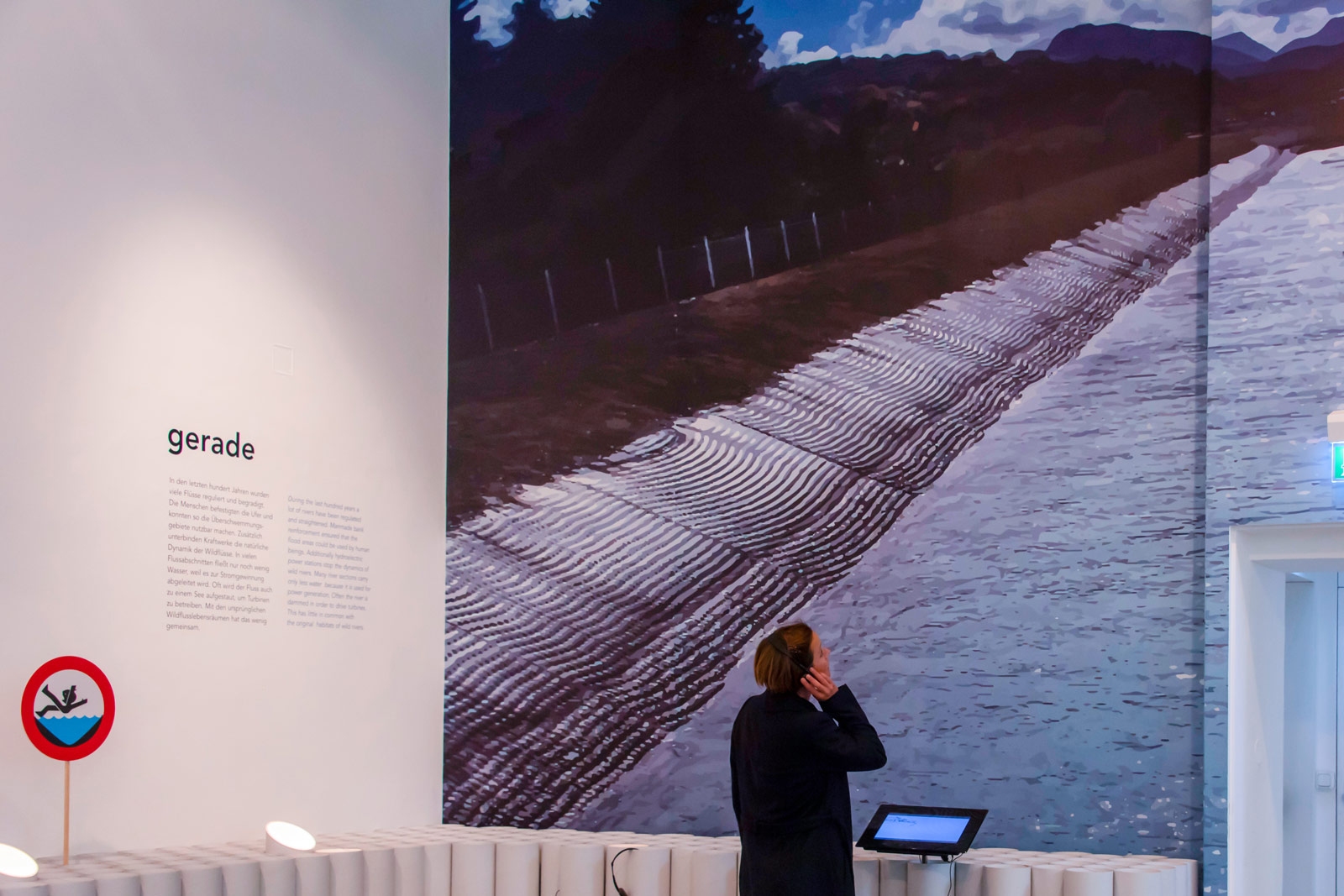 Das Referenzbild für Ausstellungsgestaltung aus der Themenausstellung gerade wild zeigt eine Medienstation.