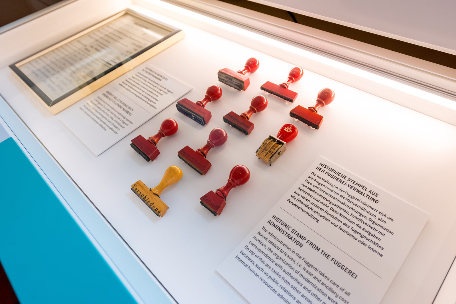 Das Referenzbild für Ausstellungsgestaltung aus der Dauerausstellung Museum der Bewohner zeigt eine Exponat-Präsentation