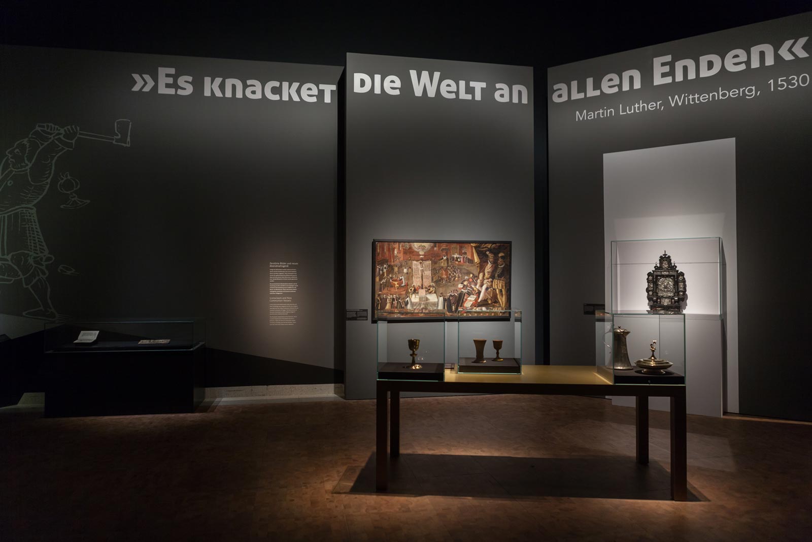 Das Referenzbild für Ausstellungsgestaltung aus der Sonderausstellung Luther, Kolumbus und die Folgen zeigt eine Szenografie mit Exponatpräsentation in Tischvitrinen.