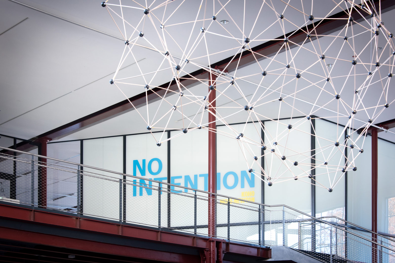 Das Referenzbild für Ausstellungsgestaltung aus der Sonderausstellung No intention: Koho Mori-Newton zeigt eine Großgrafik.