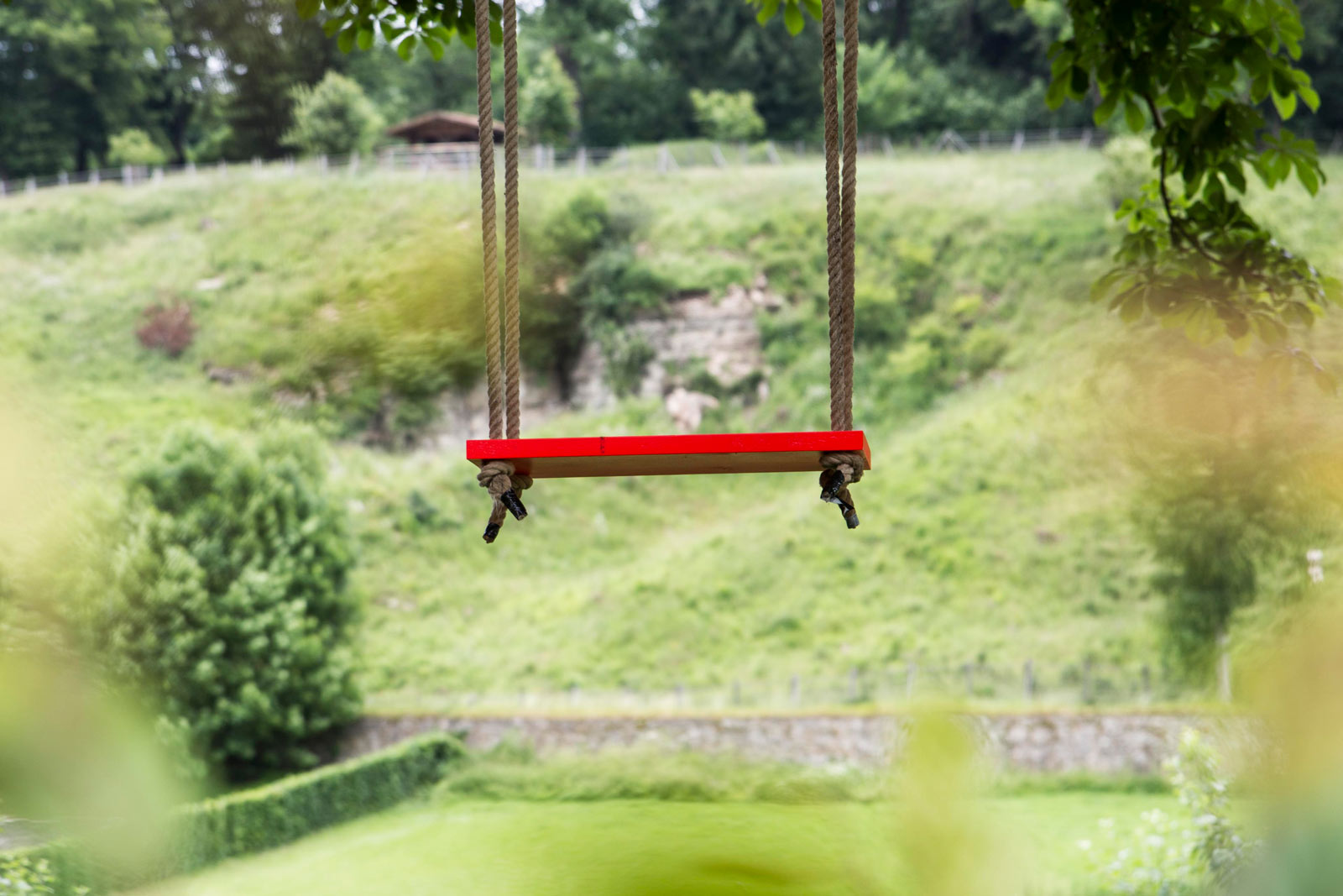 Das Referenzbild für Ausstellungsgestaltung aus der Sonderausstellung „Heiter bis göttlich. Die Kultur des Spiels im Kloster“ zeigt eine Aktivstation im Klostergarten.