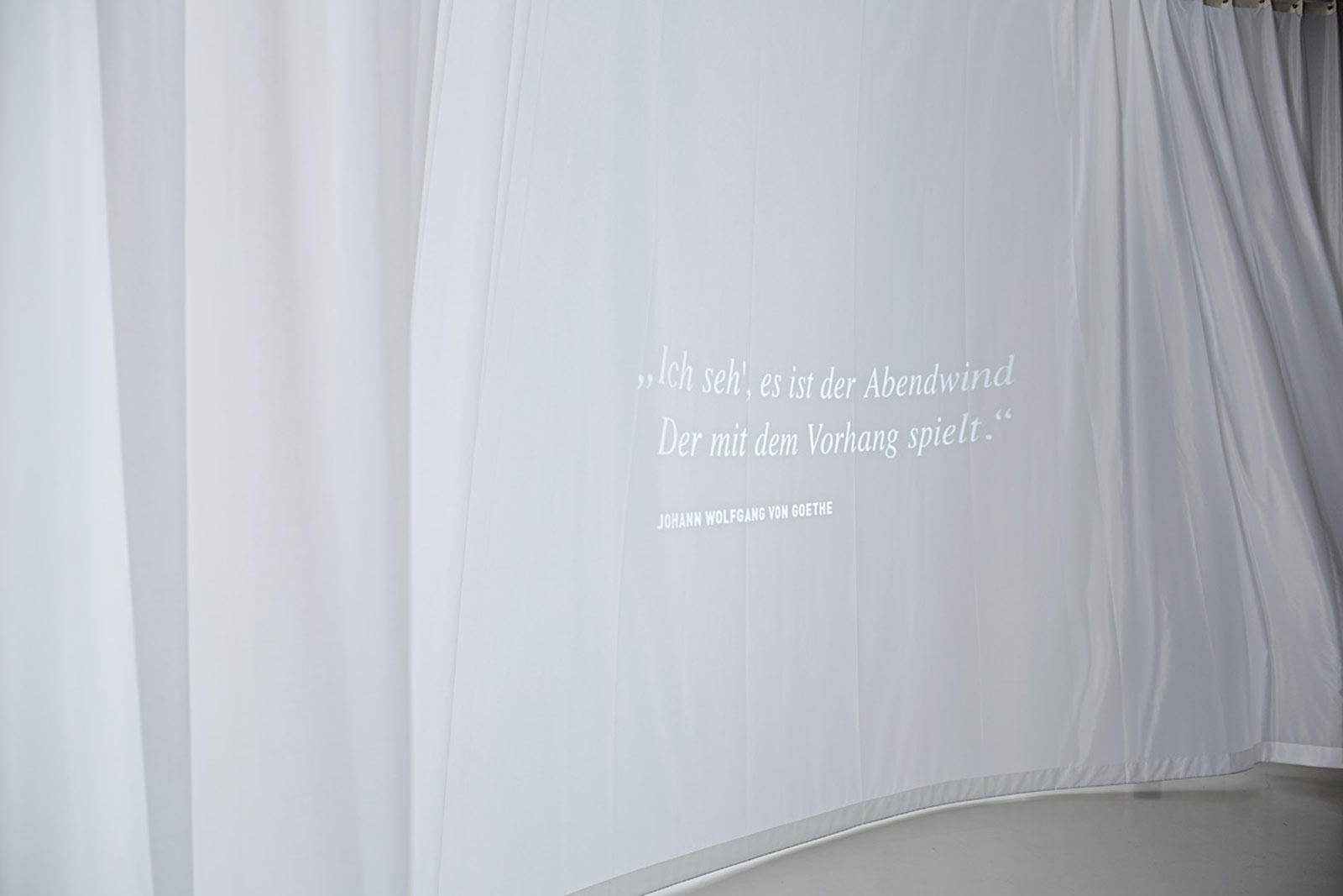 Das Referenzbild für Ausstellungsgestaltung aus der Sonderausstellung „Textile Architektur“ zeigt eine Medienstation mit ein Zitat.