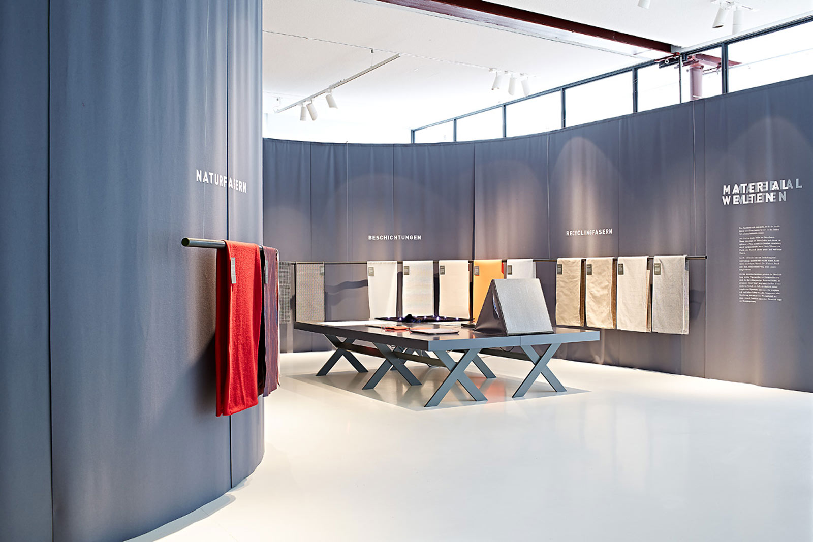 Das Referenzbild für Ausstellungsgestaltung aus der Sonderausstellung „Textile Architektur“ zeigt eine Textile Präsentation nach dem Zwei-Sinne-Prinzip.