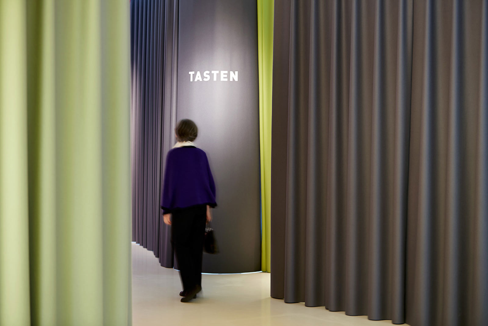 Das Referenzbild für Ausstellungsgestaltung aus der Sonderausstellung „Textile Architektur“ zeigt eine Aktivstation nach dem Zwei-Sinne-Prinzip.