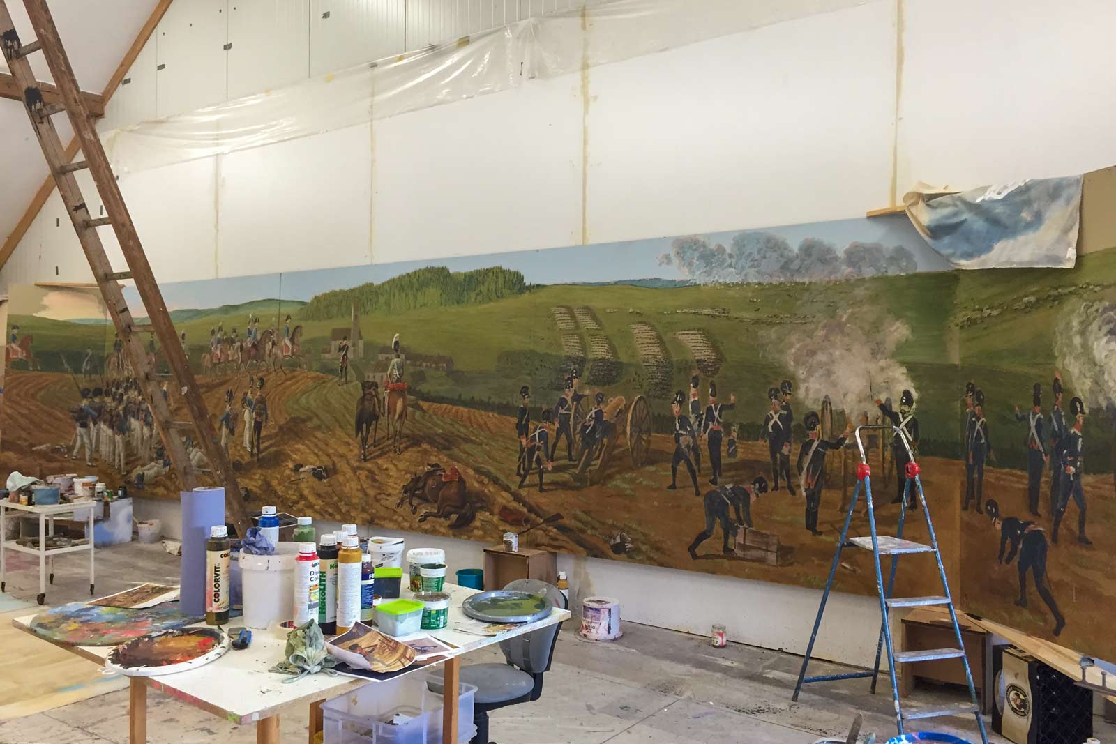 Das Referenzbild für Ausstellungsgestaltung aus der Medieninszenierung „Die Schlacht von Eggmühl“ zeigt die Ausstellungsvorbereitung im Malersaal.