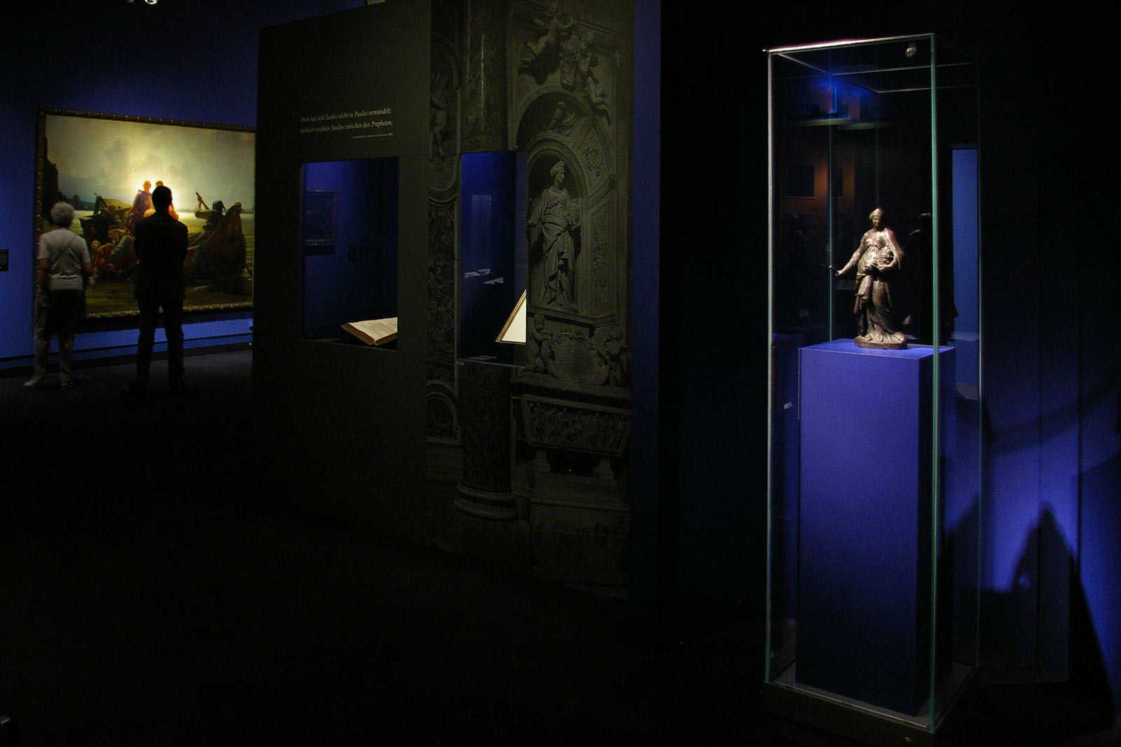 Das Referenzbild für Ausstellungsgestaltung aus der Sonderausstellung „Canossa 1077. Erschütterung der Welt“ zeigt eine Exponatpräsentation in Vitrinen.