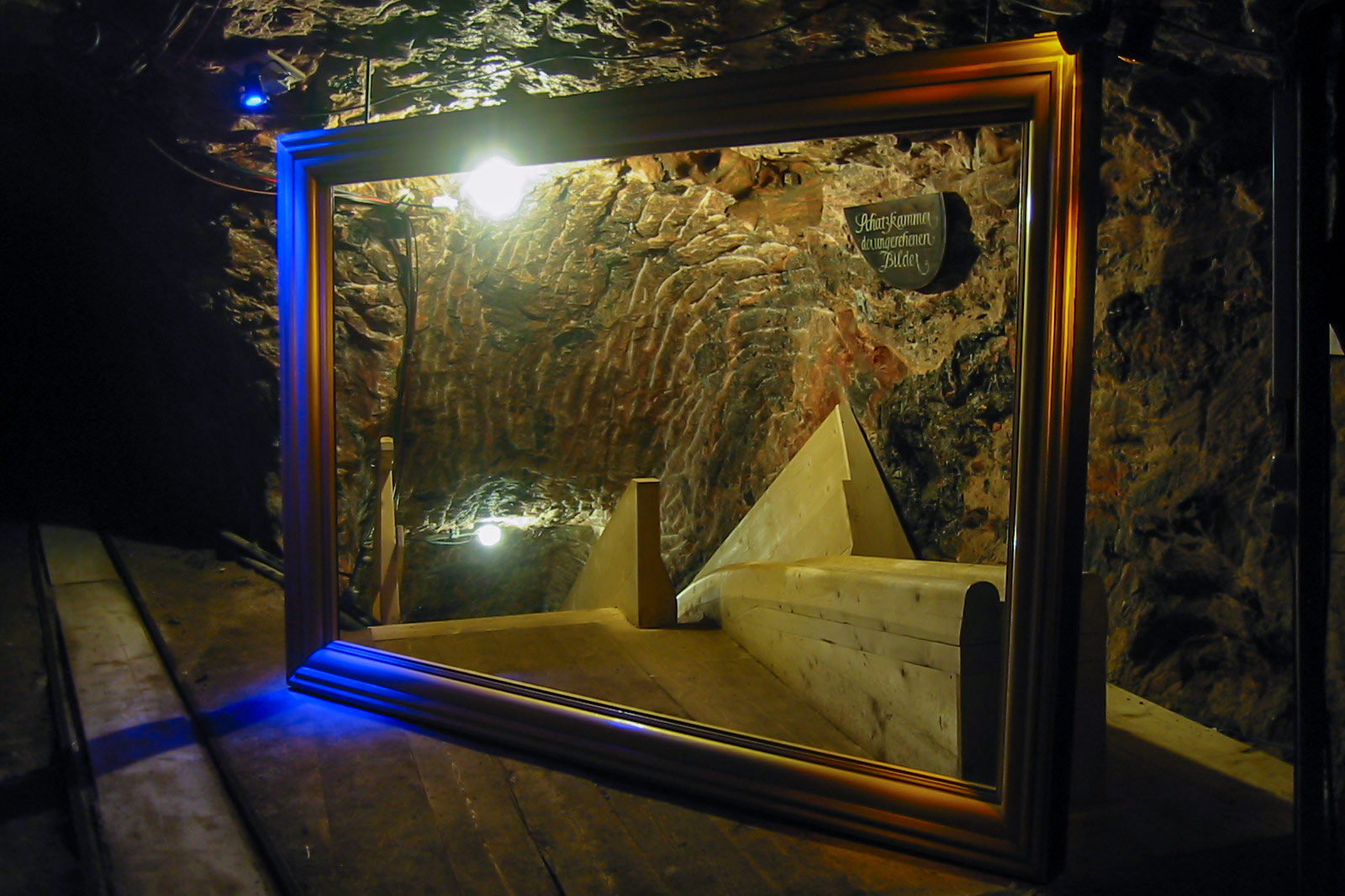 Das Referenzbild für Ausstellungsgestaltung aus der Dauerausstellung „Berg der Schätze“ zeigt eine Szenografie.