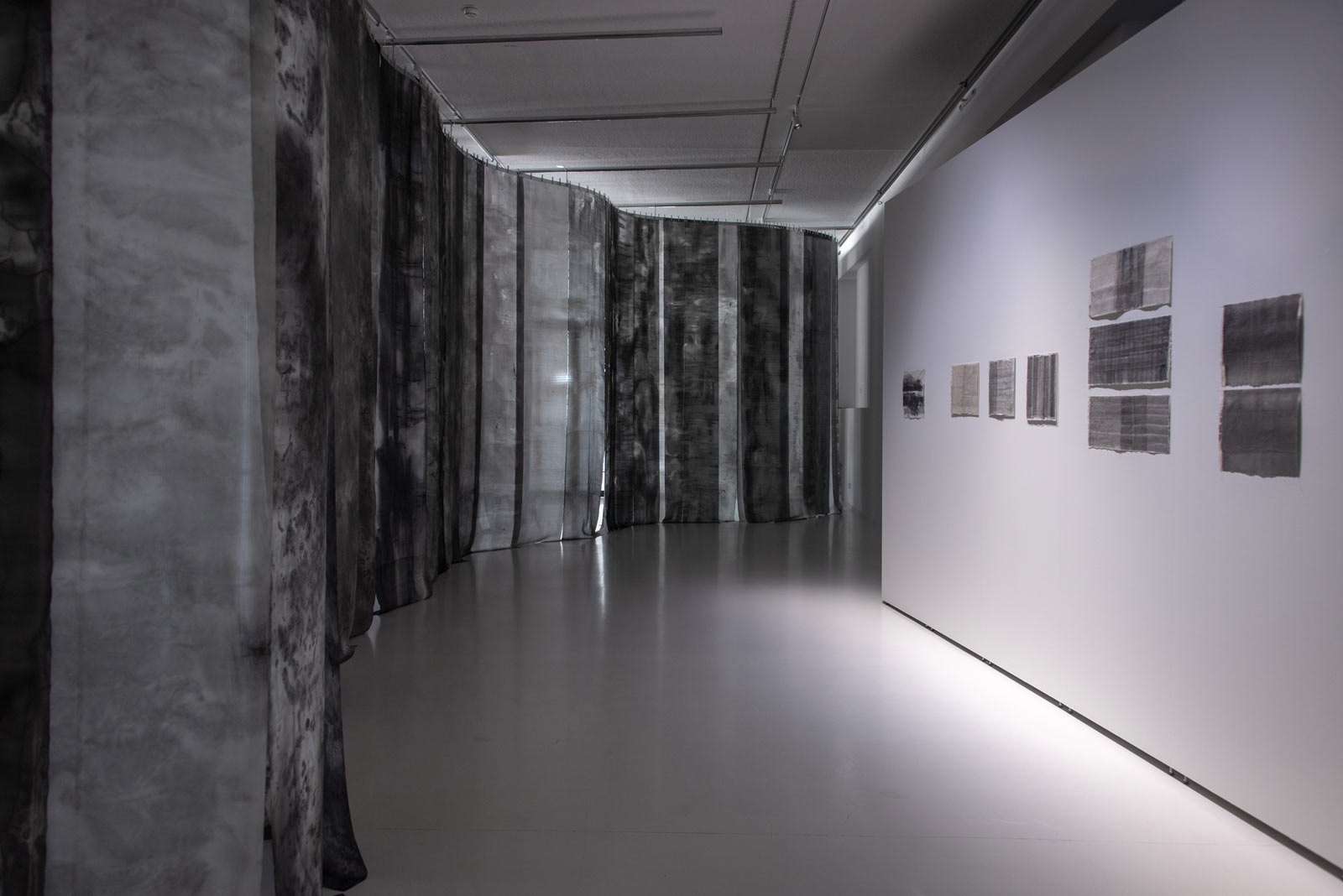 Das Referenzbild für Ausstellungsgestaltung aus der Sonderausstellung No intention: Koho Mori-Newton zeigt den Ausstellungsparcours Path of Silk.