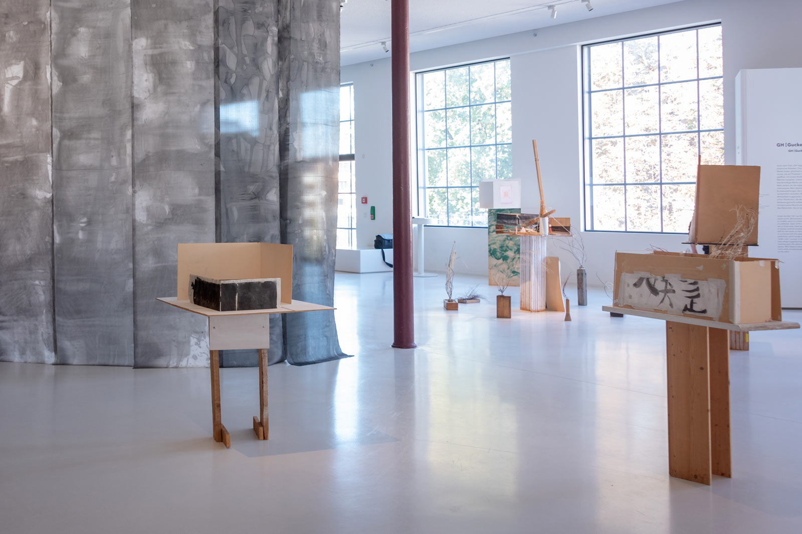 Das Referenzbild für Ausstellungsgestaltung aus der Sonderausstellung No intention: Koho Mori-Newton zeigt die Exponat-Präsentation einer Skulptur sowie Textildruck.
