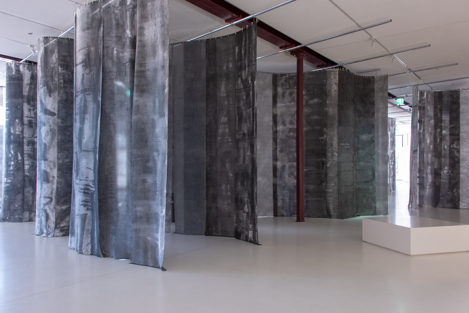 Das Referenzbild für Ausstellungsgestaltung aus der Sonderausstellung No intention: Koho Mori-Newton zeigt den Ausstellungsparcours Path of Silk.