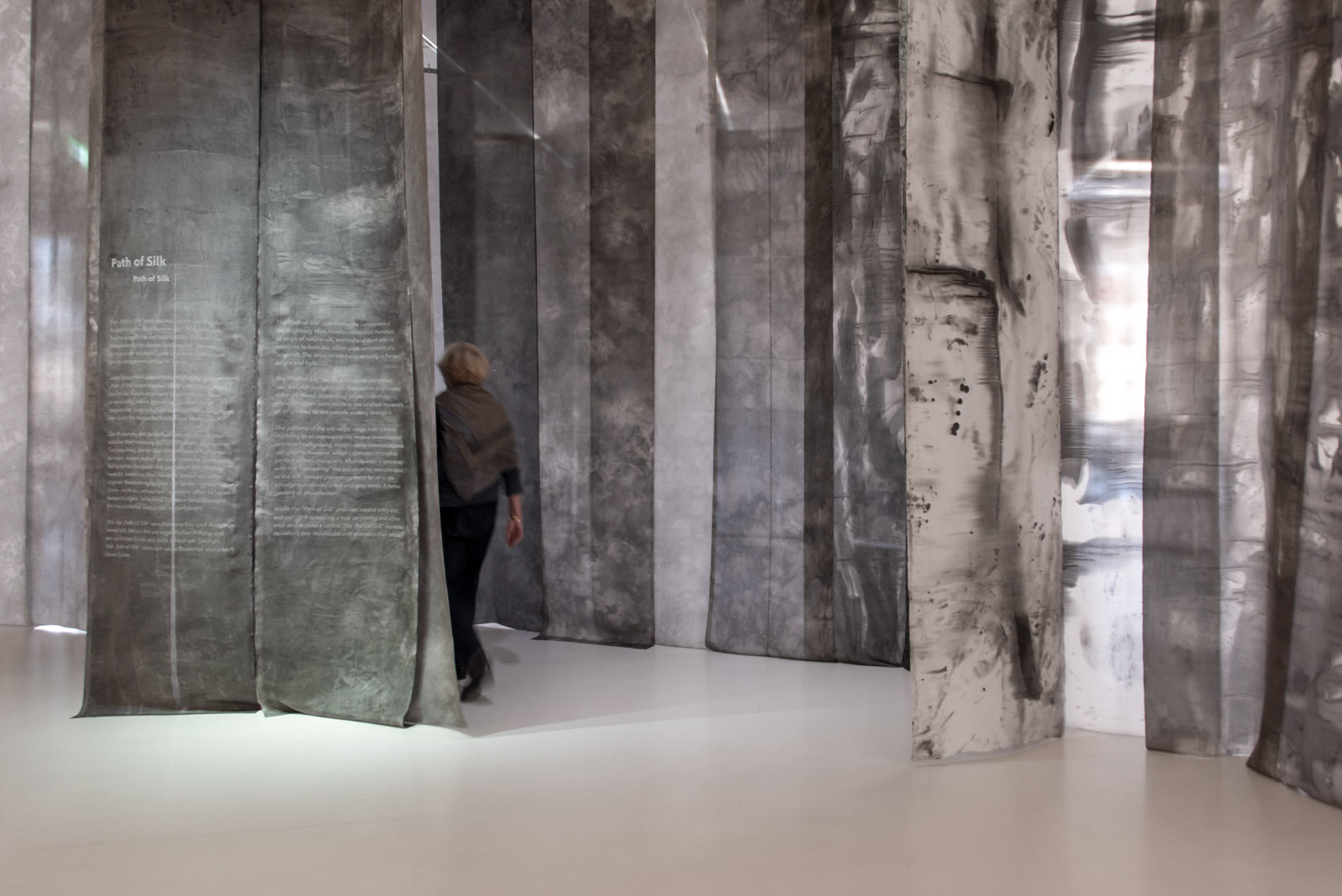 Das Referenzbild für Ausstellungsgestaltung aus der Sonderausstellung No intention: Koho Mori-Newton zeigt eine Rauminszenierung mit Textildruck und Lichtgestaltung.