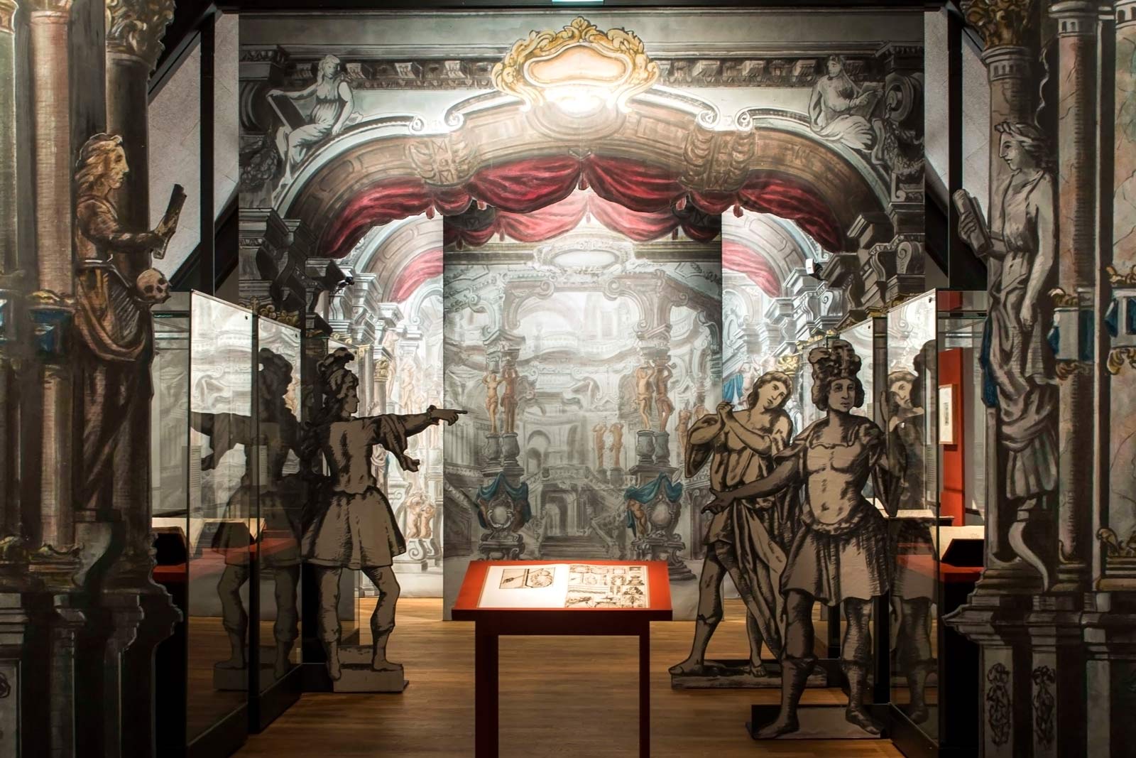 Das Referenzbild für Ausstellungsgestaltung aus der Sonderausstellung „Heiter bis göttlich. Die Kultur des Spiels im Kloster“ zeigt eine Szenografie.
