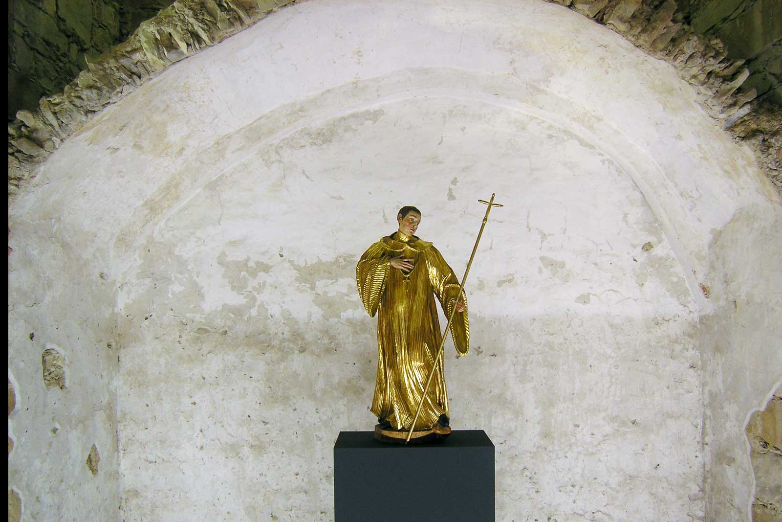 Das Referenzbild für Ausstellungsgestaltung aus der Sonderausstellung „Macht des Wortes“ zeigt eine Exponatpräsentation mit Skulpturensockel.