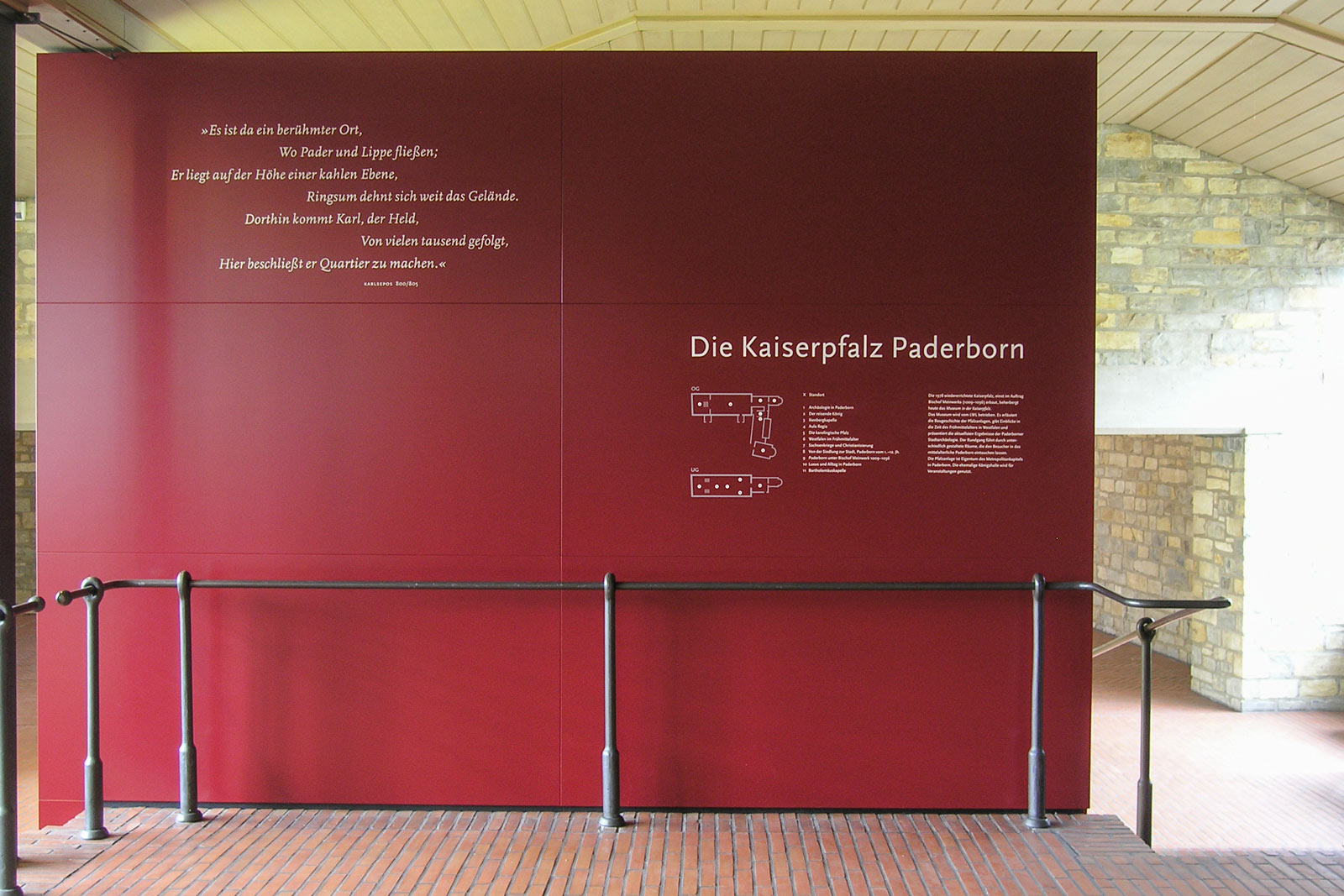 Das Referenzbild für Ausstellungsgestaltung aus der Dauerausstellung „Der Kaiser kehrt zurück“ zeigt das Leitsystem mit Infografik im markanten Farbkonzept.
