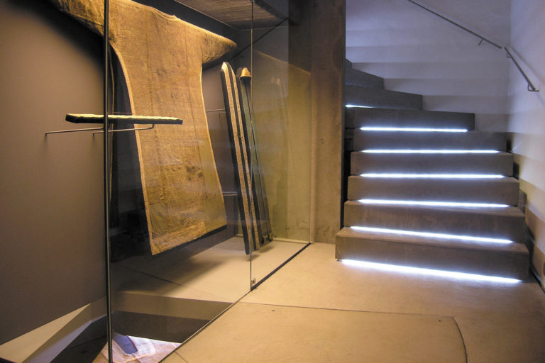 Das Referenzbild für Ausstellungsgestaltung aus der Dauerausstellung „Die Heiltumskammer“ zeigt eine Exponatpräsentation zur Heiltumskammer mit spezieller Konservatorik.