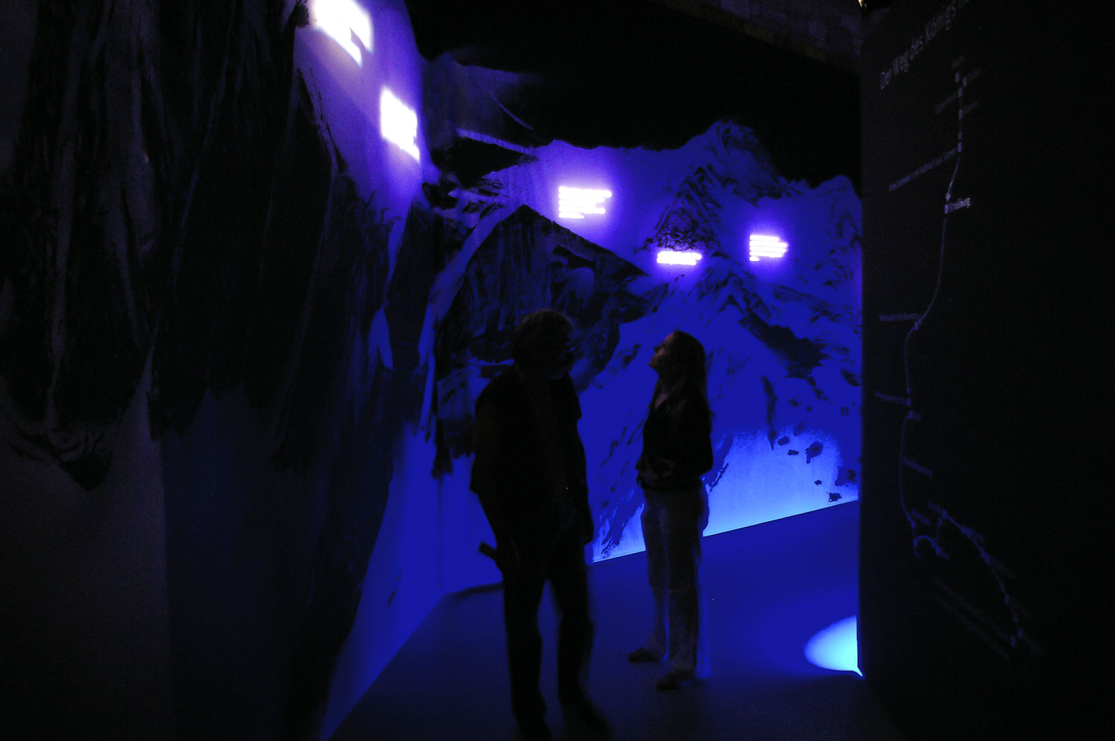 Das Referenzbild für Ausstellungsgestaltung aus der Sonderausstellung „Canossa 1077. Erschütterung der Welt“ zeigt die Szenografie einer Alpenüberquerung mit speziellem Lichtkonzept.