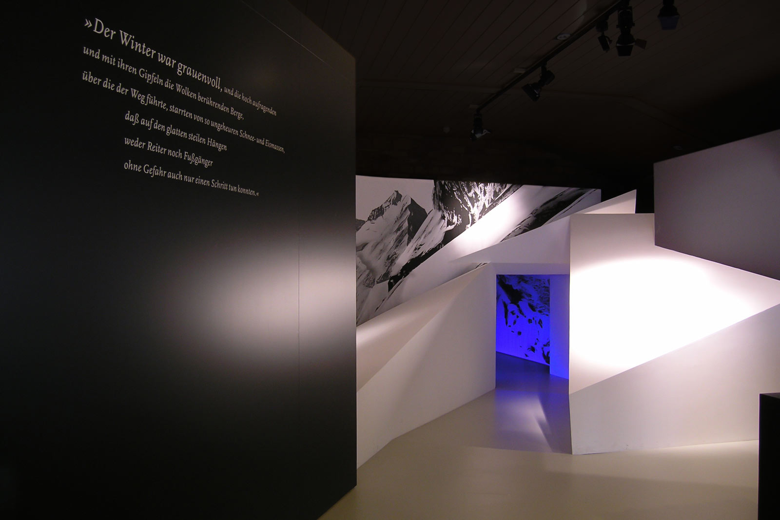 Das Referenzbild für Ausstellungsgestaltung aus der Sonderausstellung „Canossa 1077. Erschütterung der Welt“ zeigt die Szenografie einer Alpenüberquerung mit speziellem Lichtkonzept.