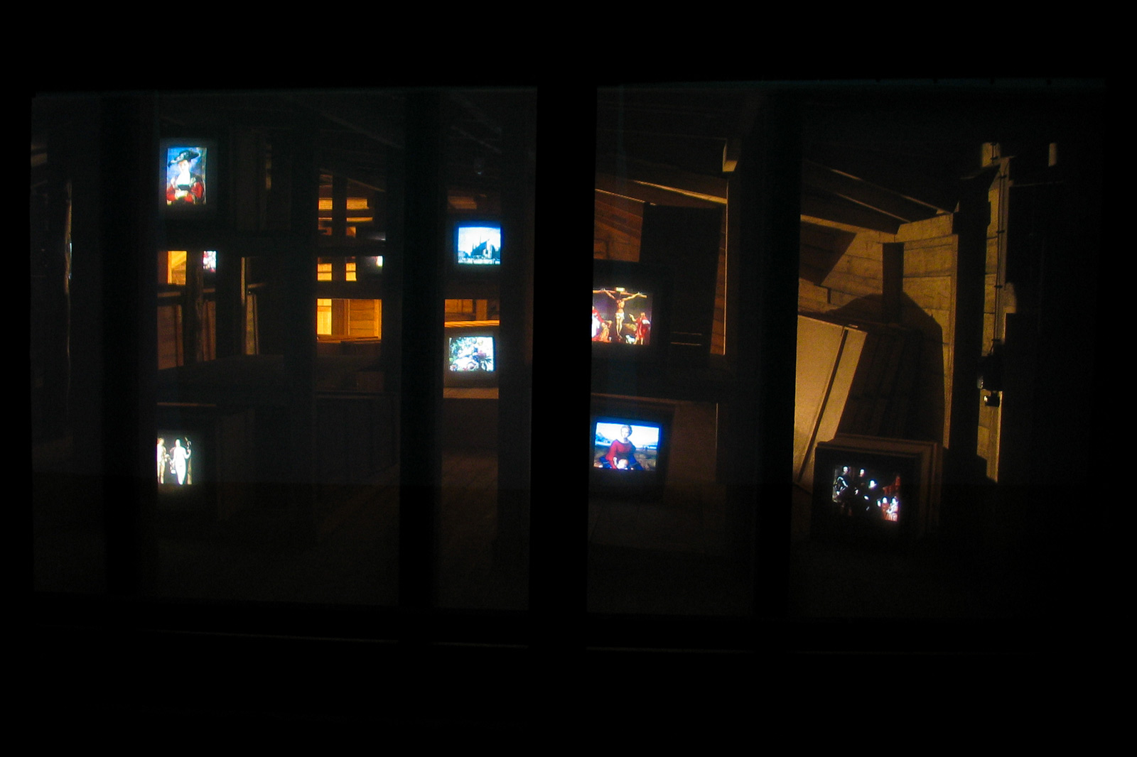 Das Referenzbild für Ausstellungsgestaltung aus der Dauerausstellung „Berg der Schätze“ zeigt eine Medieninszenierung zum Thema Kunstraub.