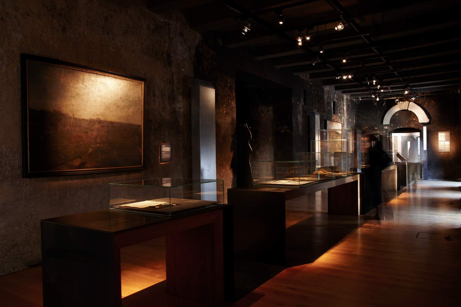 Das Referenzbild für Ausstellungsgestaltung aus der Dauerausstellung „Eingetreten – 1700 Jahre Klosterkultur“ zeigt eine Exponatpräsentation mit Vitrinenband.