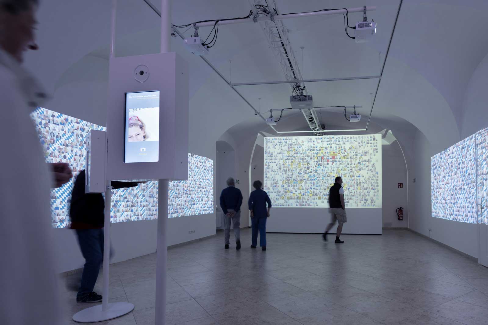 Das Referenzbild für Ausstellungsgestaltung aus der Sonderausstellung Wald, Gebirg und Königstraum – Mythos Bayern zeigt eine Selfie-Station mit Multimedia-Inszenierung als Projektion.