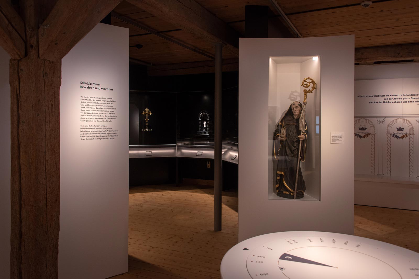 Das Referenzbild für Ausstellungsgestaltung aus der Dauerausstellung Tradition und Umbruch zeigt eine Exponat-Präsentation mit Einbauvitrine und Tischvitrinen.
