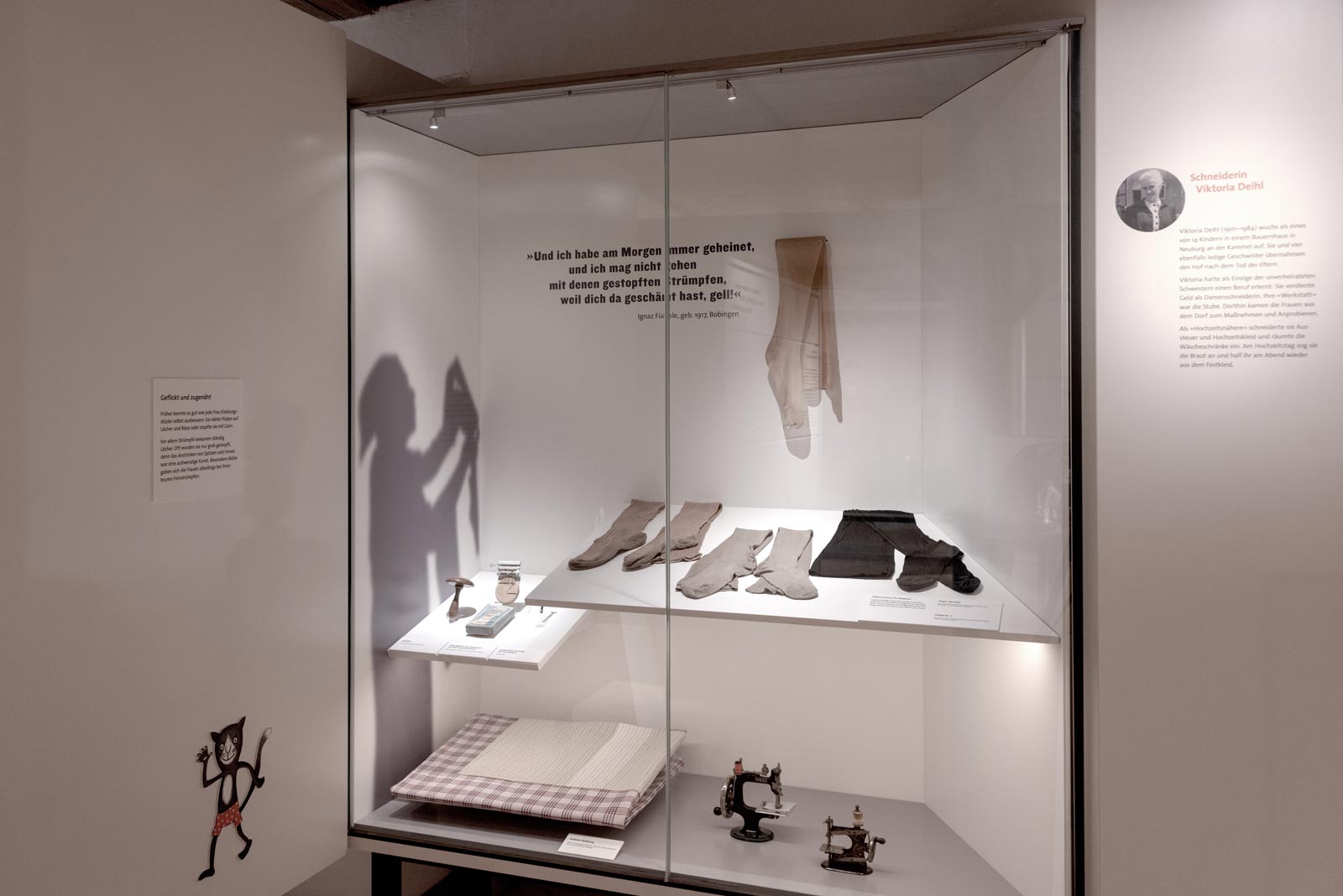 Das Referenzbild für Ausstellungsgestaltung aus der Dauerausstellung Tradition und Umbruch zeigt eine Exponat-Präsentation in einer Einbauvitrine.