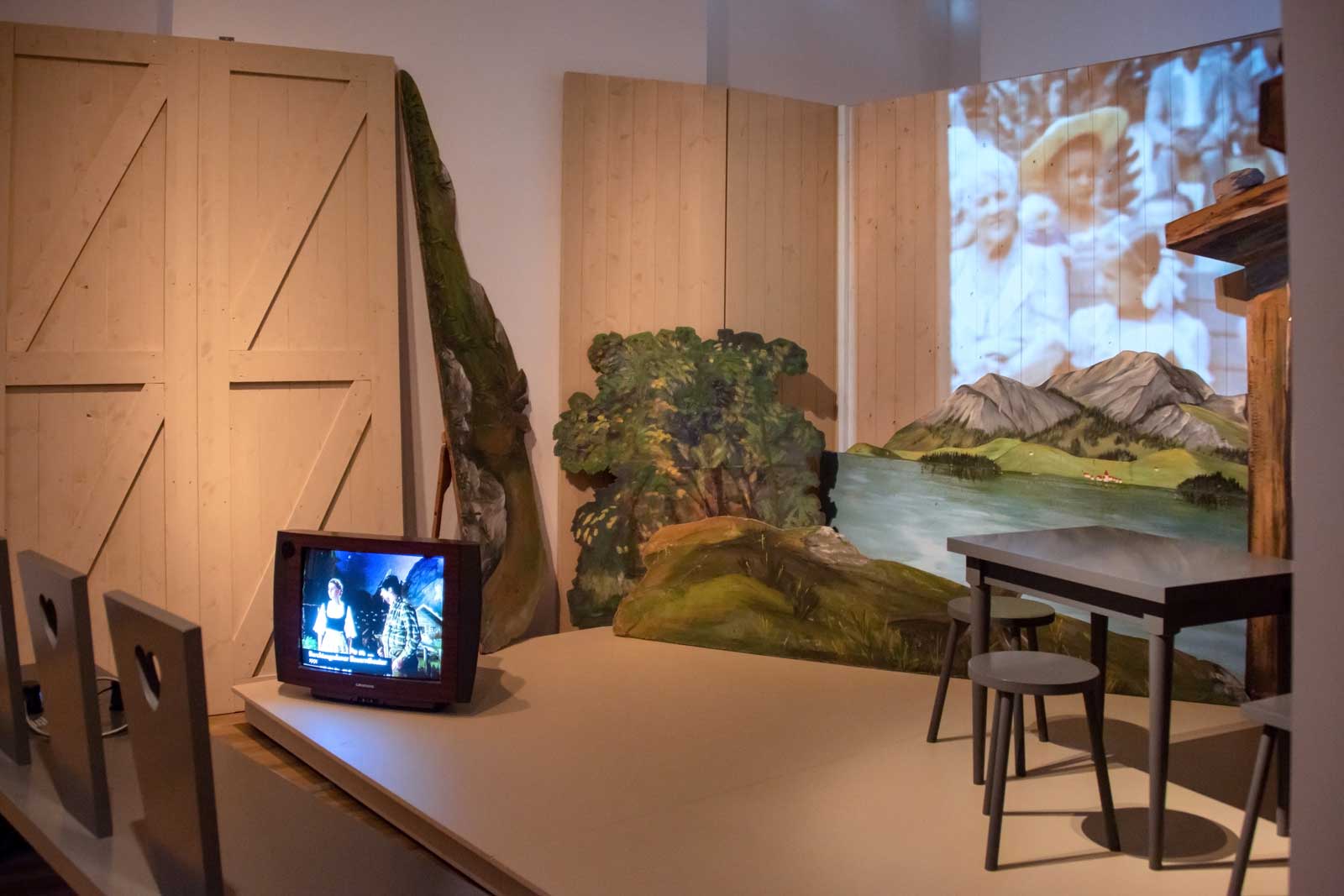 Das Referenzbild für Ausstellungsgestaltung aus der Sonderausstellung Wald, Gebirg und Königstraum – Mythos Bayern zeigt eine Medieninszenierung mit Kulissen.