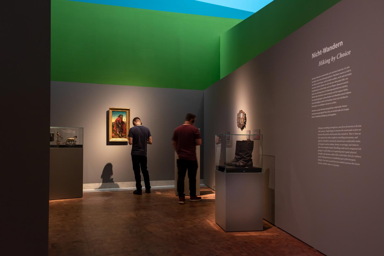 Das Referenzbild für Ausstellungsgestaltung aus der Sonderausstellung Wanderland zeigt die Exponat-Präsentation in Tischvitrinen