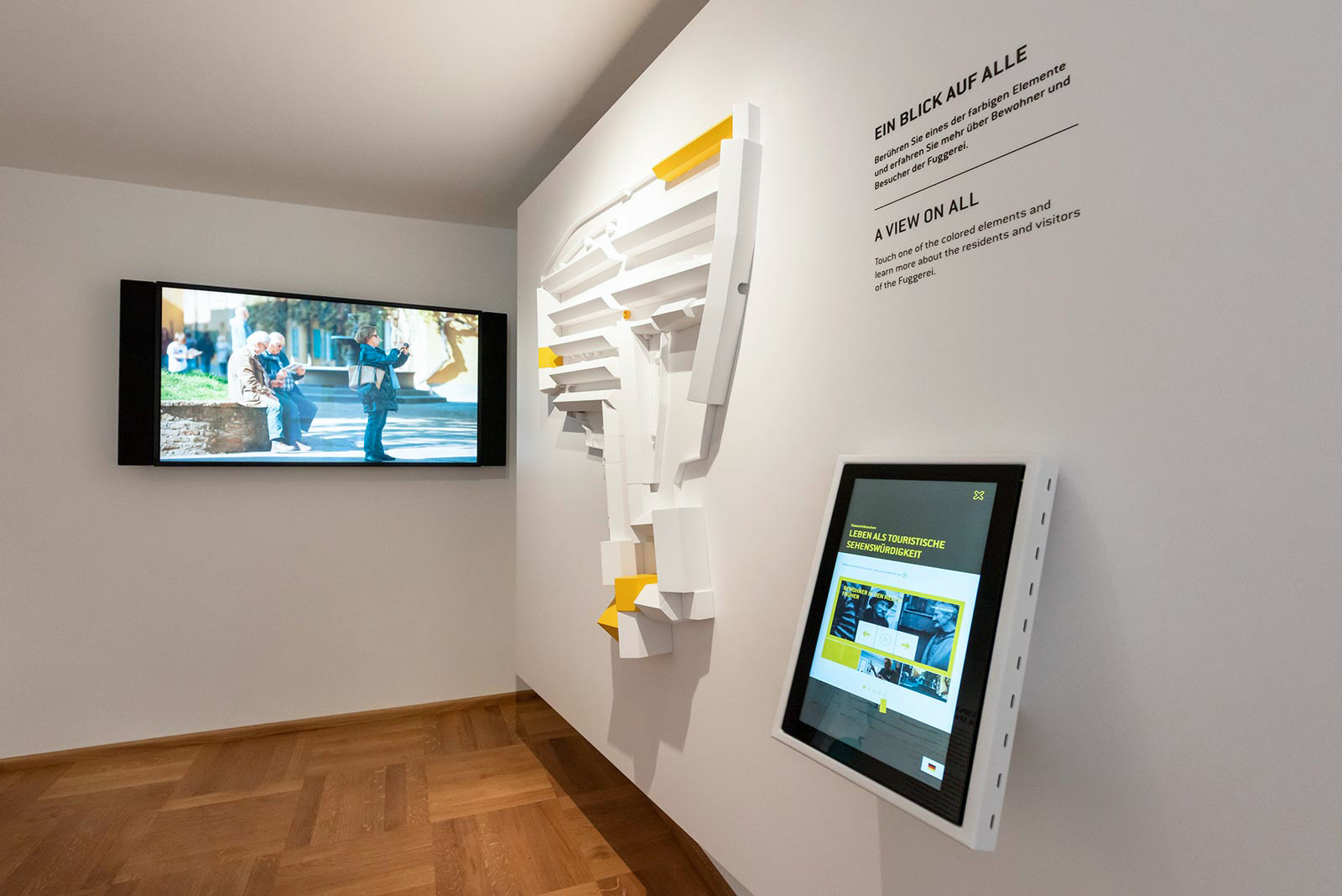 Das Referenzbild für Ausstellungsgestaltung aus der Dauerausstellung Museum der Bewohner zeigt ein taktiles Modell und eine Medieninszenierung.