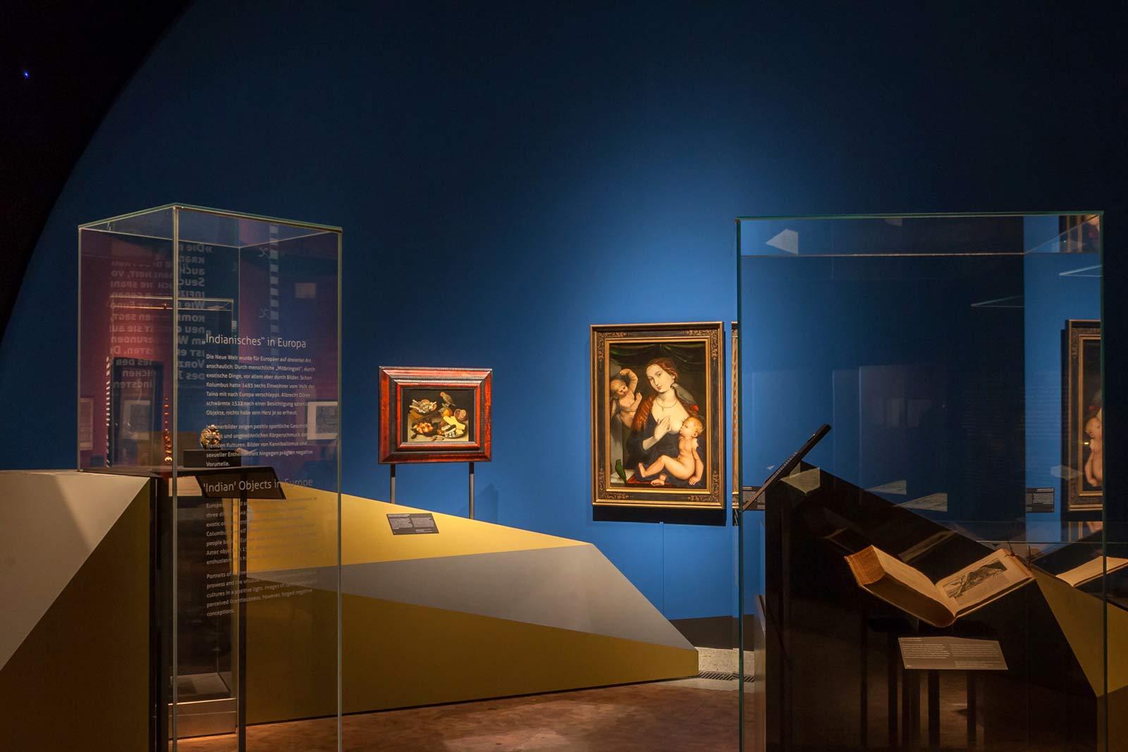 Das Referenzbild für Ausstellungsgestaltung aus der Sonderausstellung Luther, Kolumbus und die Folgen zeigt eine Szenografie mit Ganzglasvitrinen.