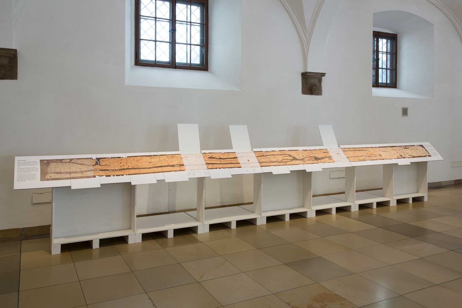 Das Referenzbild für Ausstellungsgestaltung aus der Interimsausstellung „Römerlager – Das Römische Augsburg in Kisten“ zeigt eine Aktiv-Station.