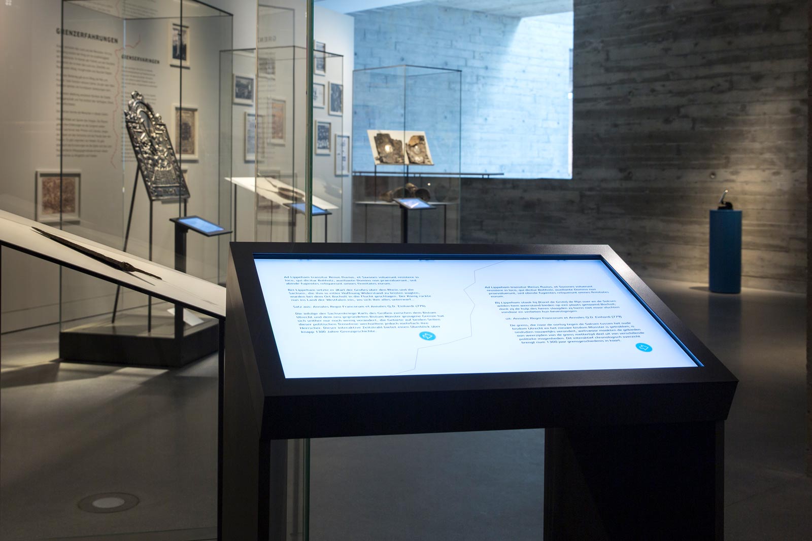 Das Referenzbild für Ausstellungsgestaltung aus der Dauerausstellung Grenze zeigt eine Medienstation.